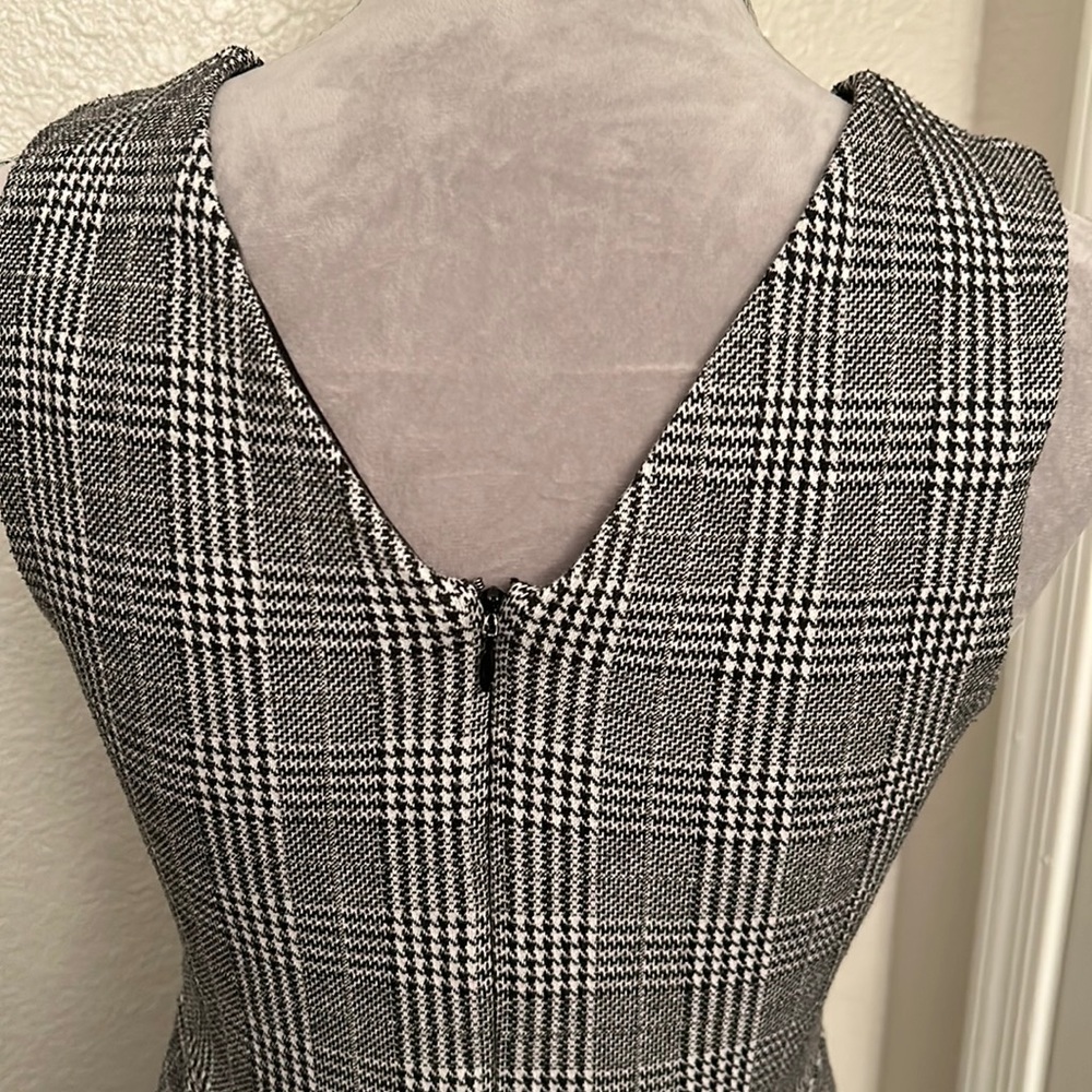 🔥Banana Republic plaid mini dress. Black and white, v-neck, sleeveless. Size 6 - Picture 6 of 9
